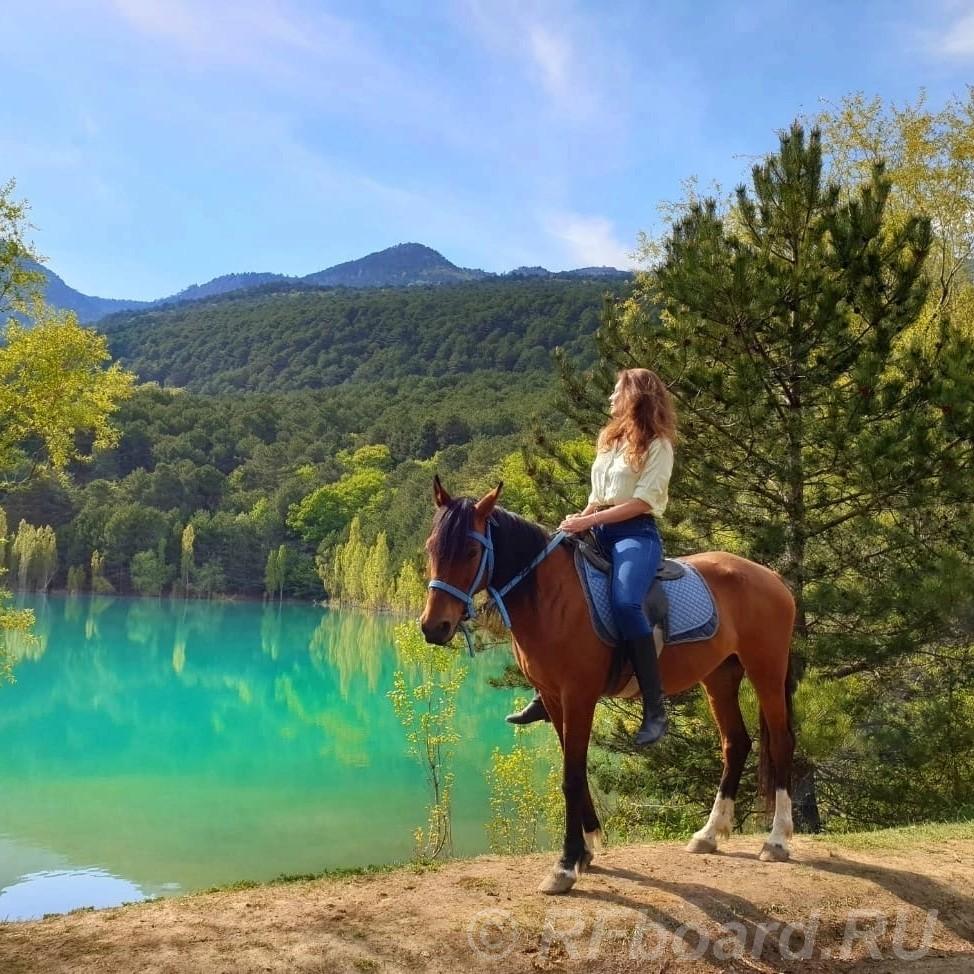 Конные прогулки к бирюзовому озеру. Крым (полуостров), Ялта (город)